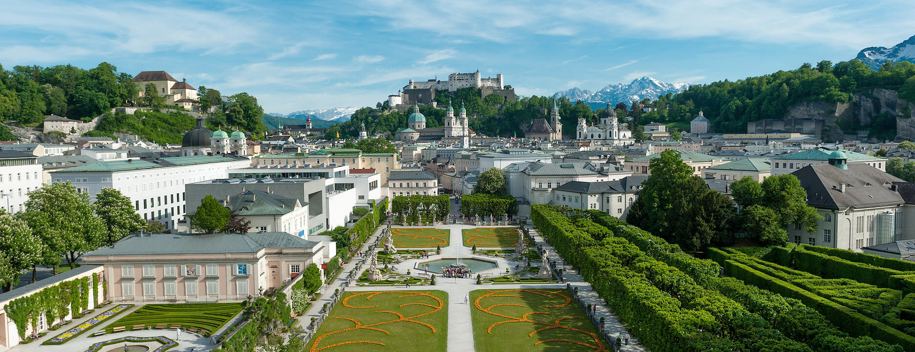 Sicht auf die Stadt Salzburg vom Mirabellgarten 