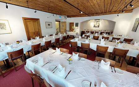 White set tables in the Bilder room of the KOLLER+KOLLER restaurant in Salzburg